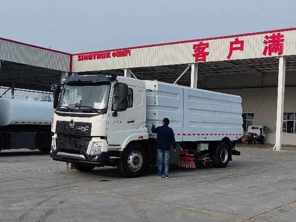 中國(guó)重汽新能源洗掃車|純電動(dòng)洗掃車|華威馳樂(lè)牌SGZ5180TXSWPBEV純電動(dòng)洗掃車